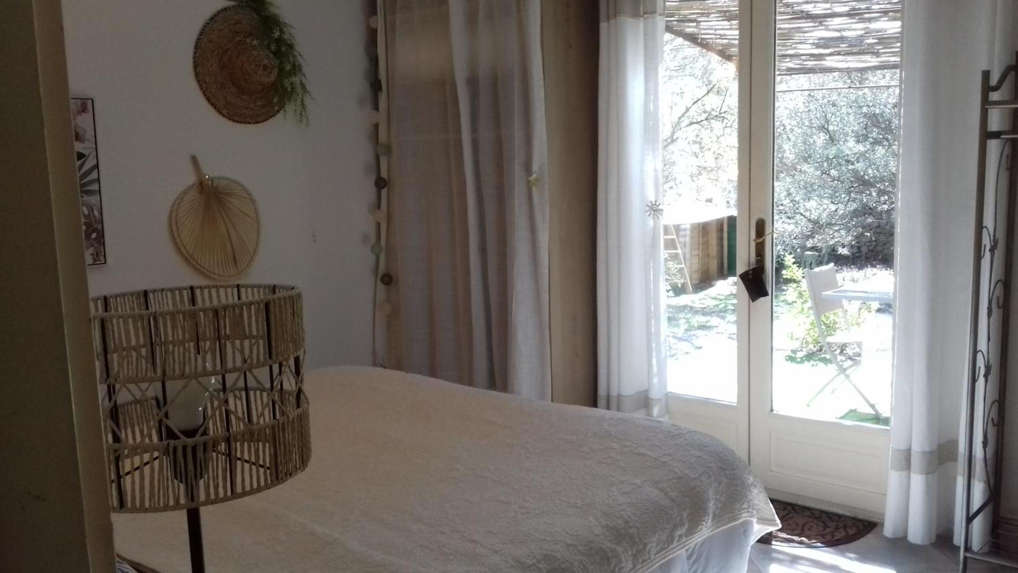 Les Chardons Bleus Bed & Breakfast Lorgues Eksteriør bilde